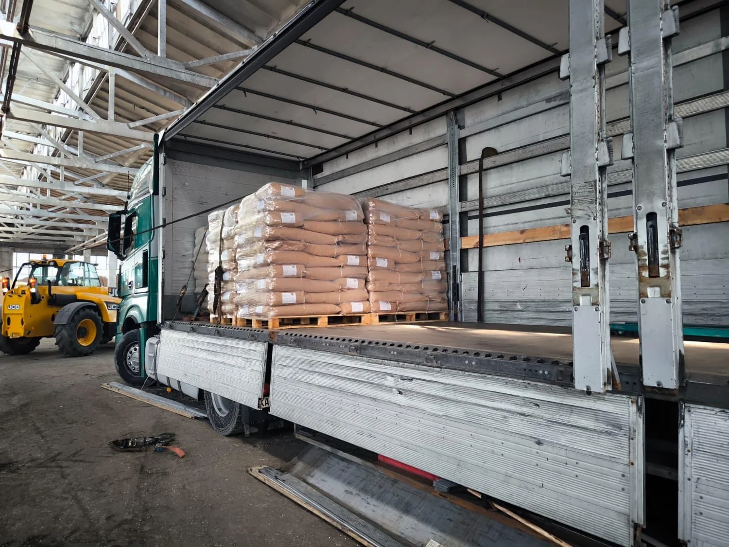 Încărcarea produselor paletizate într-un camion